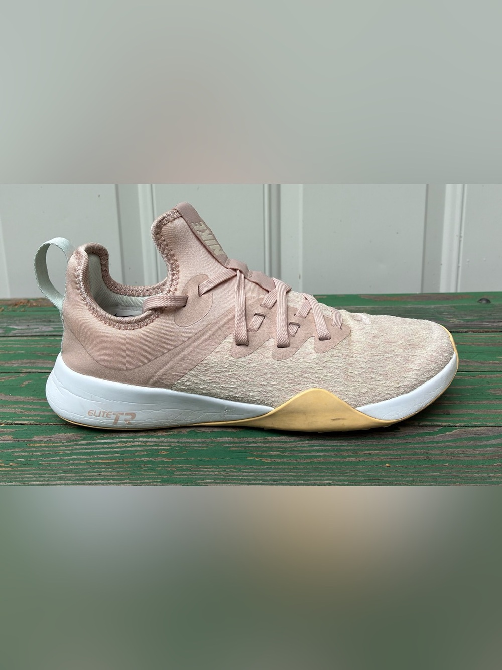 NIKE  Foundation Elite TR Womens Sz 6.5 Particle Beige Pink White Sneakers Shoes